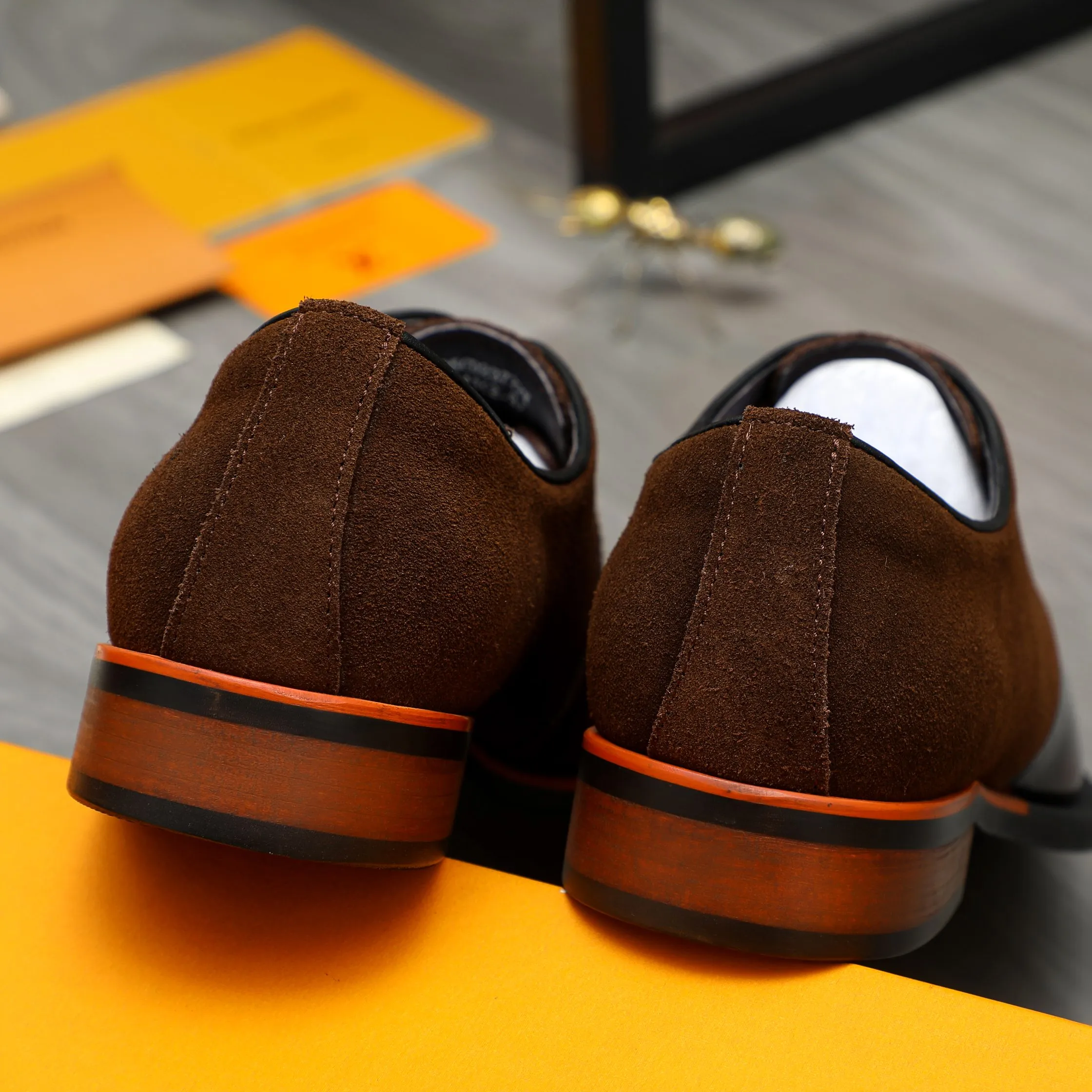 Men's shoes 💰580 Product trademark: LV "Louis Vuitton" business formal lace-up leather shoes Regular size: 37-46 Product materials: Selected high-quality cowhide stitching nubuck leather upper, pigskin lining, rubber outsole